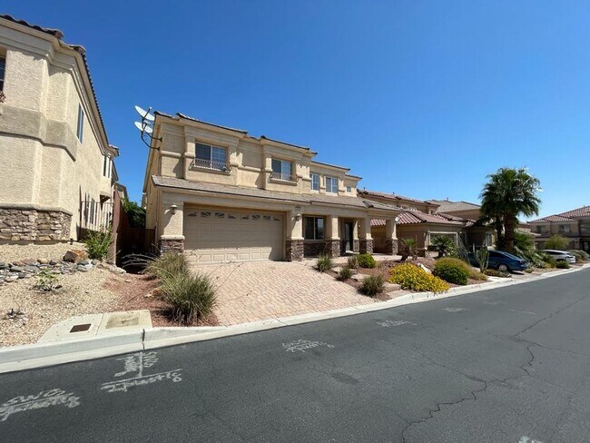 Building Photo - Gorgeous 5 bedroom plus den, 3.5 bath 2 st...