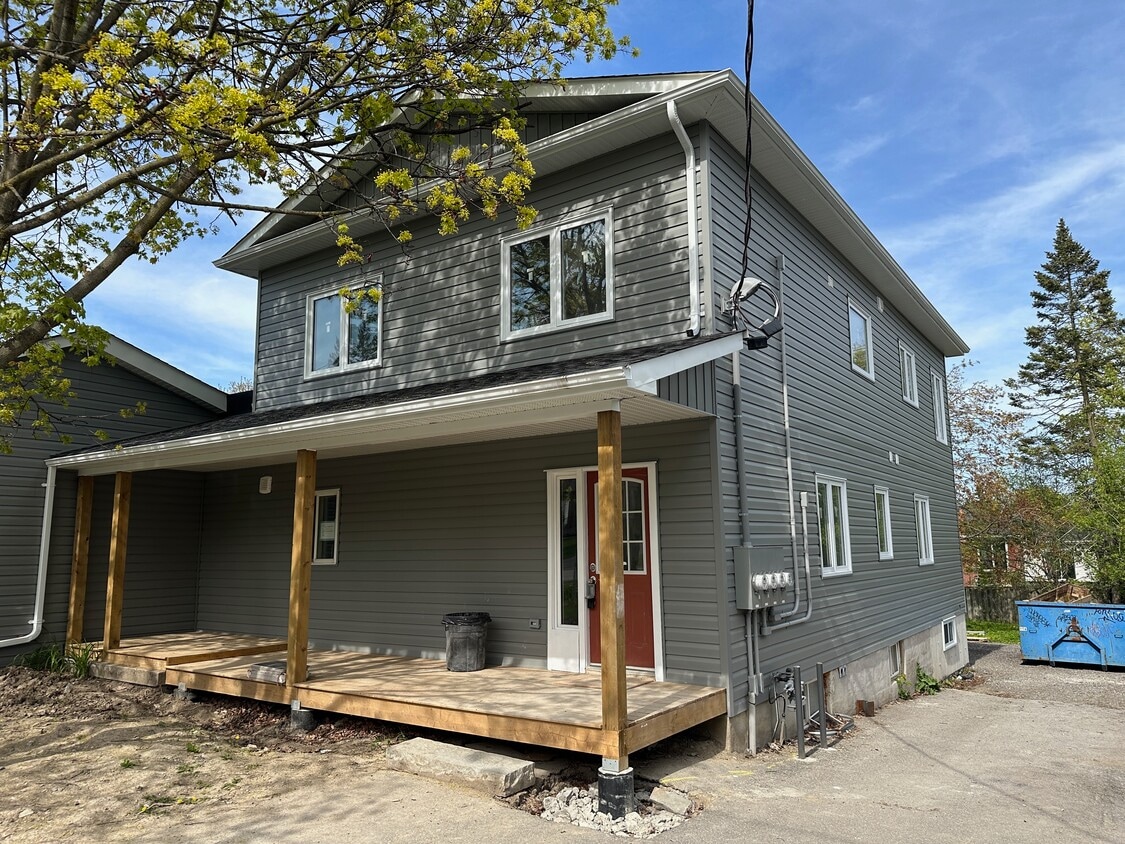 Primary Photo - Fantastic 2-Bedroom Legal Apartment for Re...