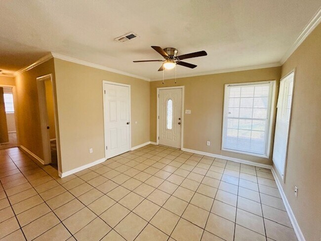 Building Photo - Newly Renovated 3 Bedroom 1 Bath!