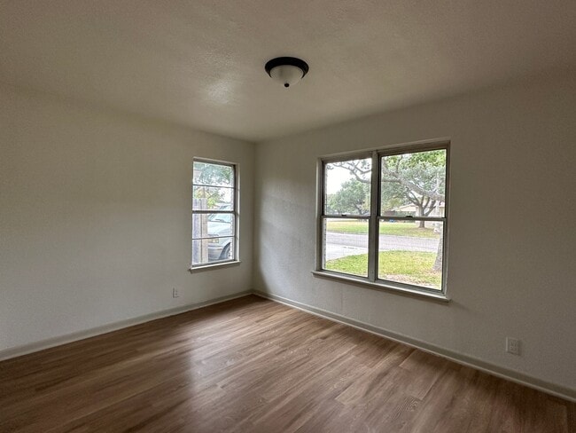Building Photo - 129 Janin Cir N