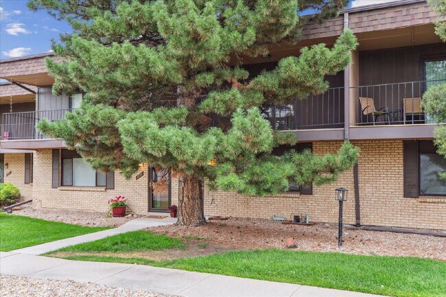 Building Photo - Pet-friendly 2 bed/2.5 bath Lakewood townhome - Available Now!