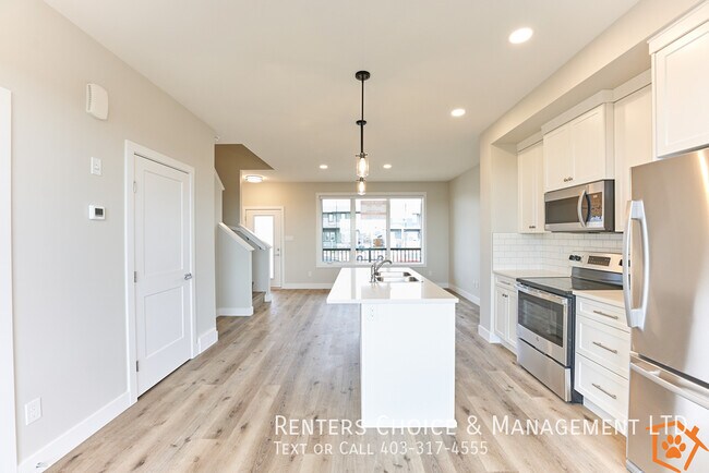 Photo du bâtiment - 3 Bedroom Townhouse With Assigned Parking