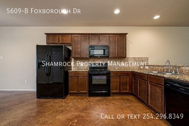 Foto del edificio - Foxborough Addition Duplex