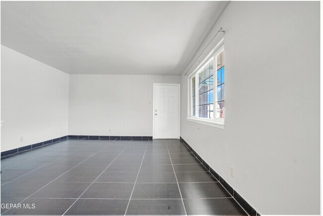Building Photo - 333 Eubank Ct