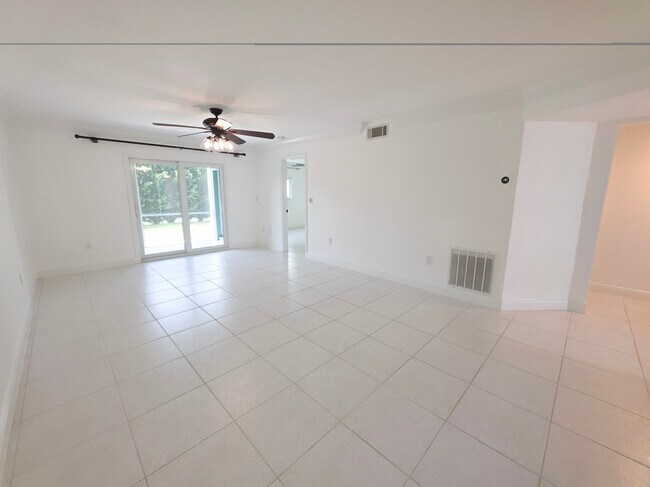 Building Photo - 154 Cypress Way E