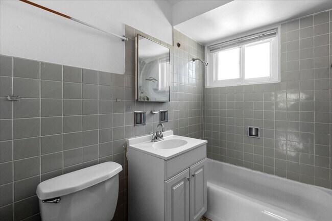 Building Photo - 6719 N Hermitage Ave