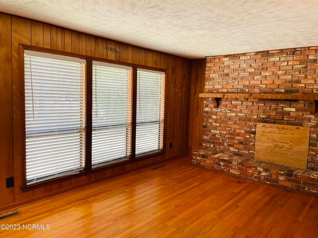 Building Photo - 240 N Cherry St