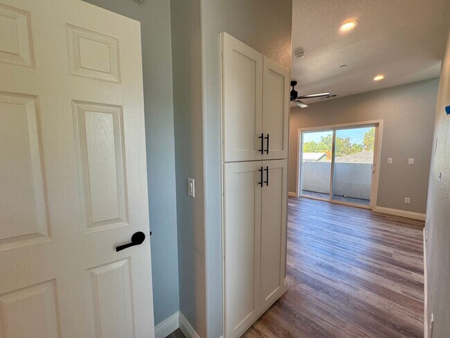 Foto del edificio - New Construction, All Solar, Three Bed, Th...