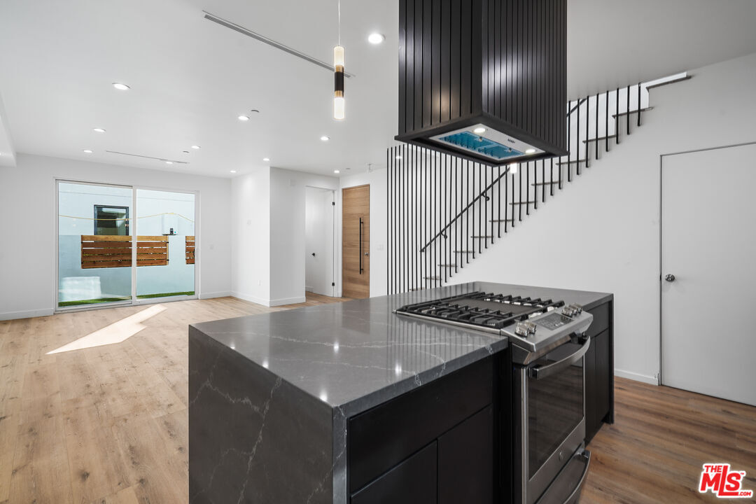 Foto principal - 839 N McCadden Pl