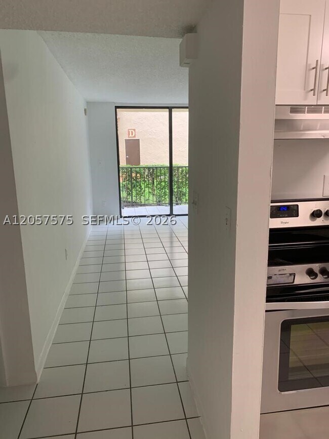 Building Photo - 14221 N Kendall Dr