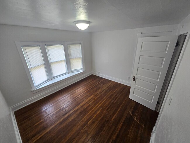 Building Photo - 3 Bedroom House