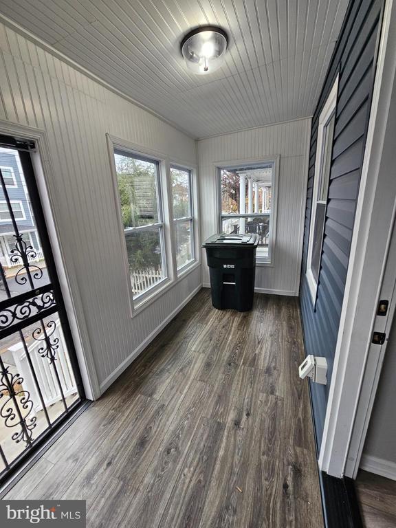 Building Photo - 909 45th Pl NE