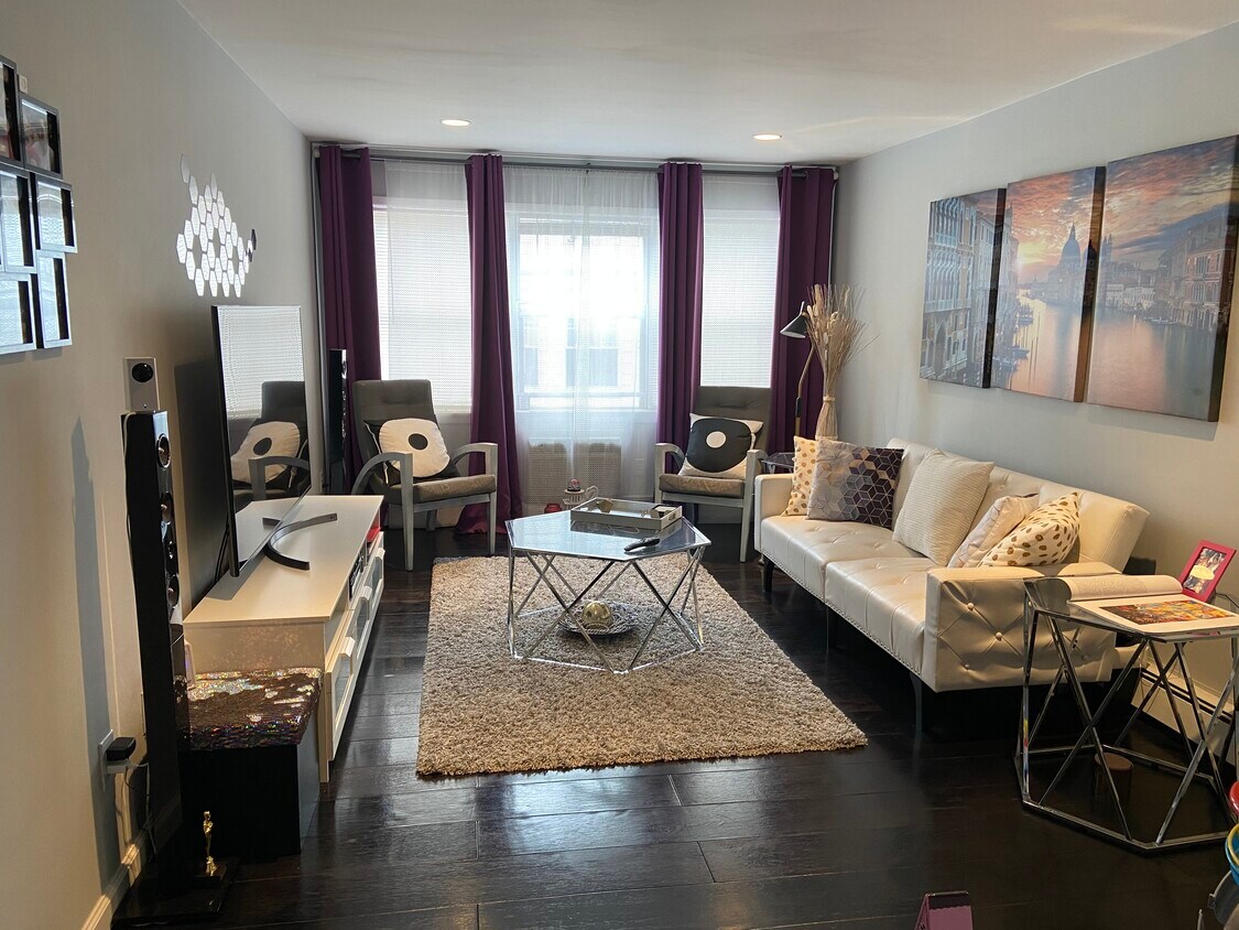 Designer furnished living room - 14 Hazard Pl