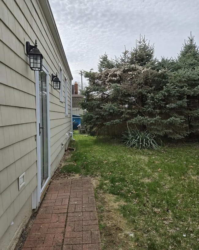 Building Photo - 38 Hartland St