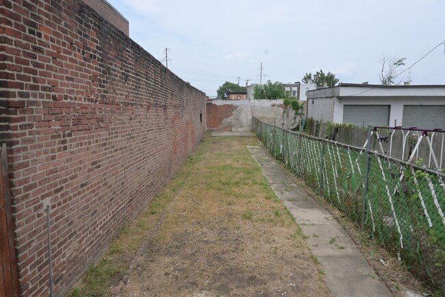 Building Photo - WOW Large Private Backyard