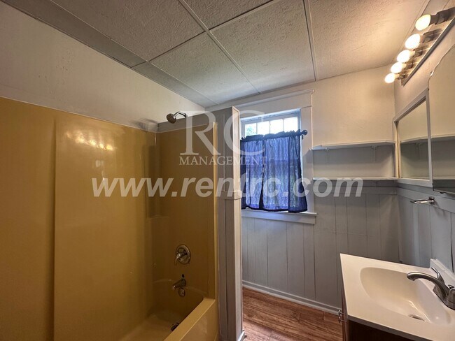Building Photo - 917 Seminary-