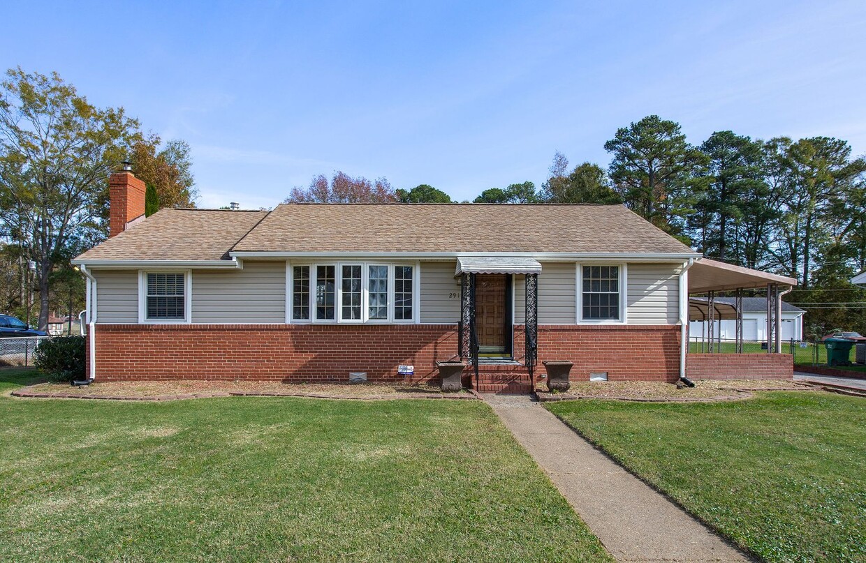 Foto principal - ADORABLE 3 BEDROOM RANCHER WITH LARGE FENC...