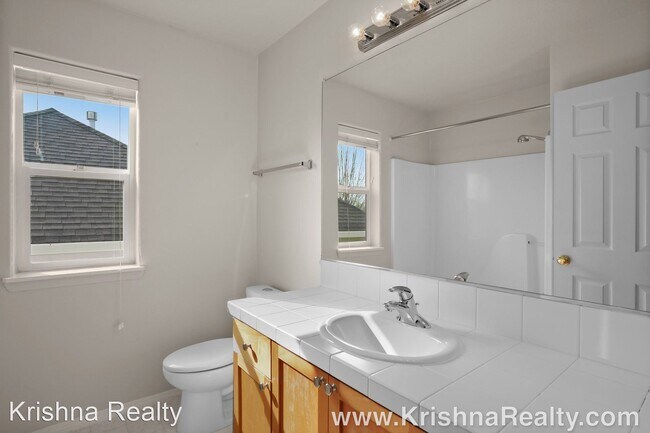 Foto del edificio - 4 br, 2.5 bath House - 4616 NW White Mount...