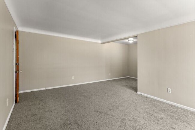 Foto del edificio - Updated Apartments- Heat and Water included- Section 8 Accepted- Deposit Assistance Program