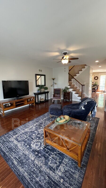 Building Photo - 574 E Vanderbilt Dr