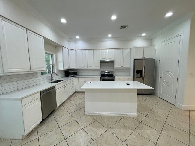 Foto del edificio - ANNUAL RENTAL - 3 BEDROOM + DEN/ 3 BATH SP...