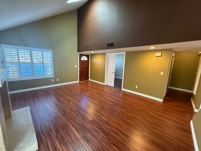 Foto del edificio - Gorgeous and Upgraded 4 Bed, 2.5 Bath Two-...