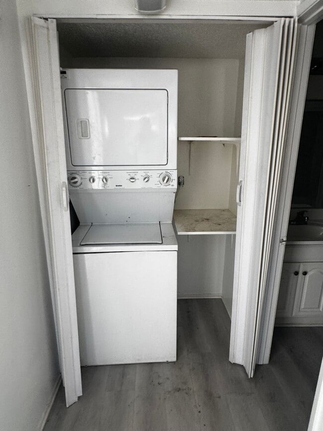 Foto del edificio - SPACIOUS AND REMODELED 1 BEDROOM 1 BATH, SECOND FLOOR UNIT