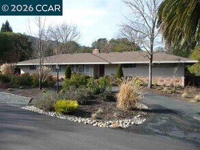 Building Photo - 324 Glendora Cir