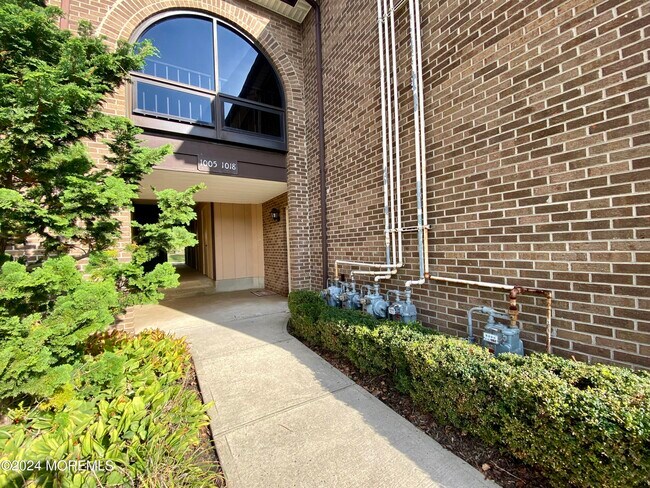 Building Photo - 1015 Wellington Pl