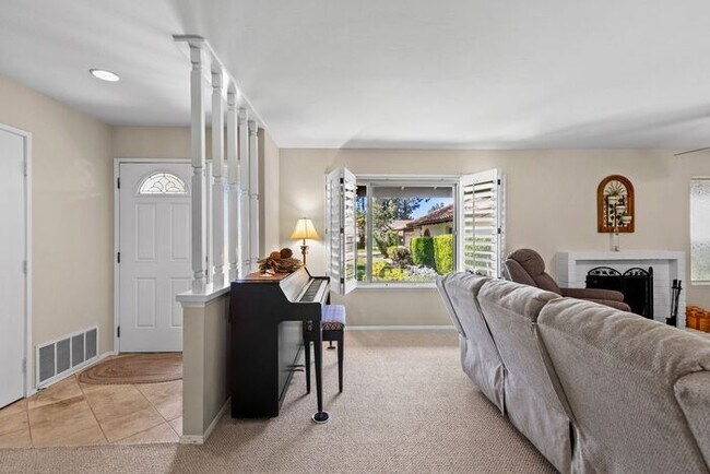 Foto del edificio - Sweeping Views! Rare and Peaceful 5-home e...