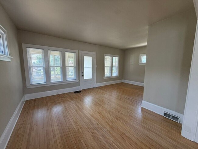 Foto del edificio - Large 3 Bedroom 1 bath, 2 car garage West Allis home