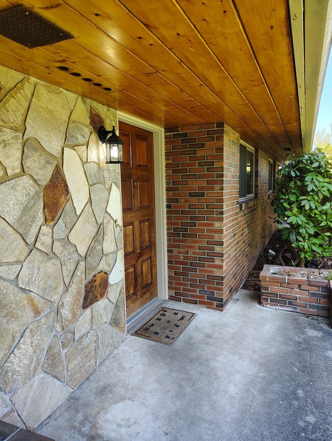 Foto del edificio - ***Mid-Century Auburn Home on a Quiet Dead...