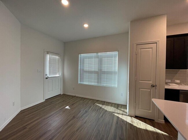 Foto del edificio - 1625 Woolsey Wy