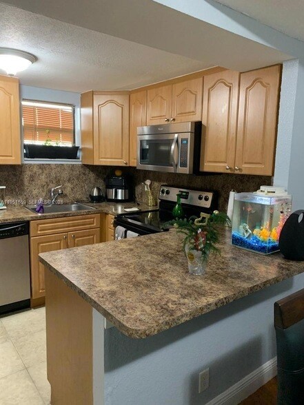 Foto del edificio - 8290 Lake Dr