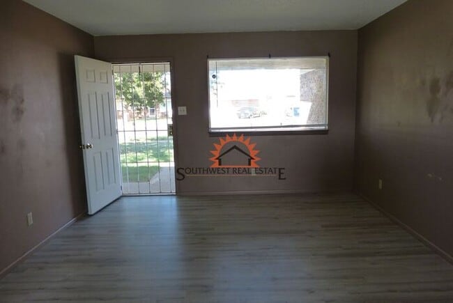 Building Photo - Spacious 3 bedroom 2 bathroom home.