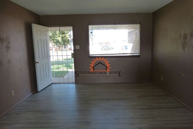 Foto del edificio - Spacious 3 bedroom 2 bathroom home.