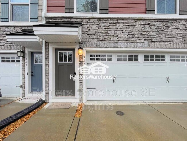 Building Photo - 947 Centurion Cir