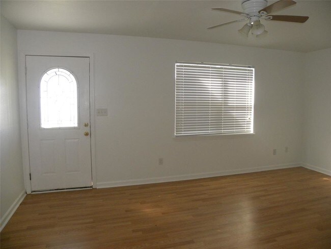 Building Photo - 316 E Morton Ave