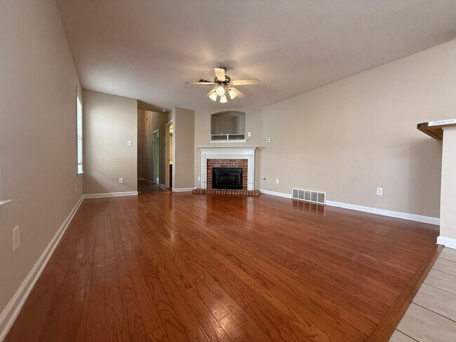 Foto del edificio - ADORABLE TWO STORY HOME IN GREAT LOCATION!