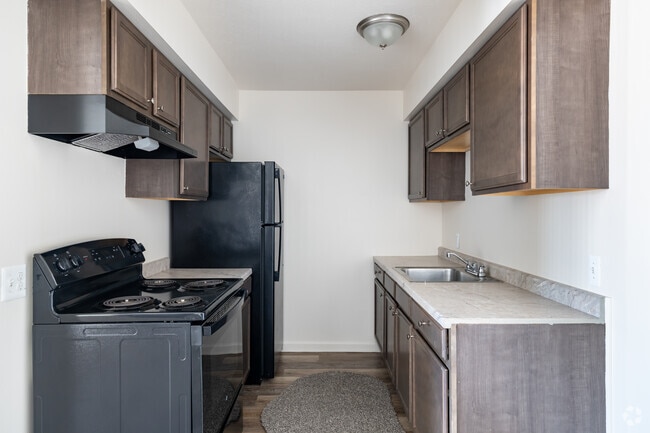 1BR, 1BA - 700SF - Kitchen - Chateau Manor