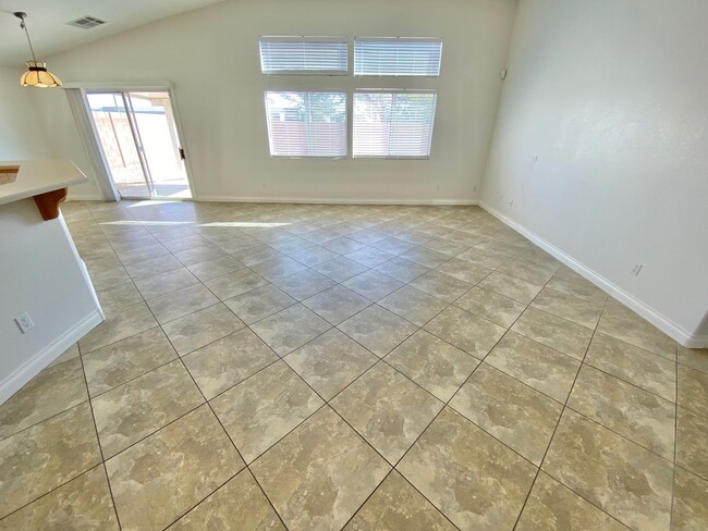 Building Photo - ADORABLE SINGLE-FAMILY HOME! 3 BEDROOM / 2...
