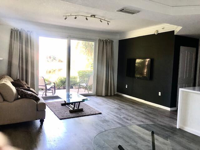 Foto del edificio - 2044 Alta Meadows Ln