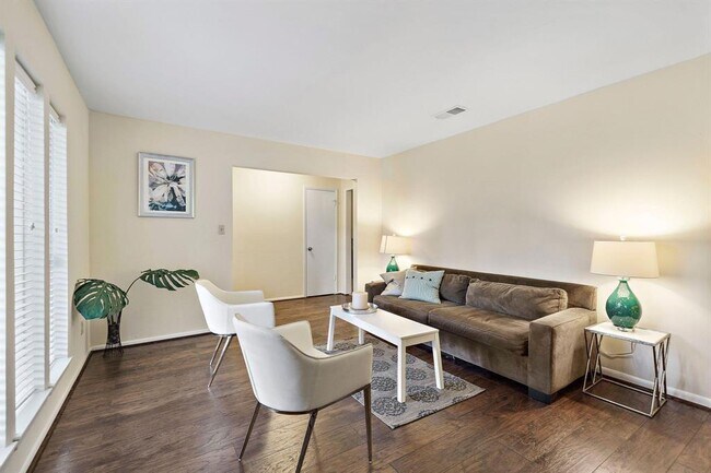 Foto del edificio - 9715 Lawngate Dr