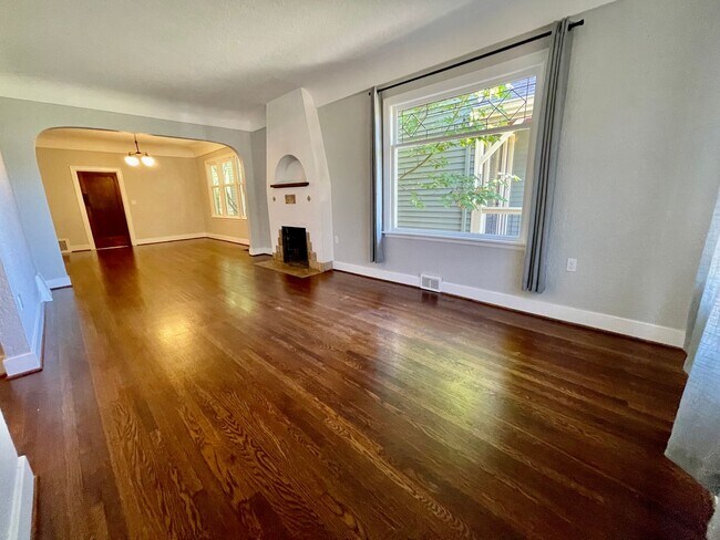 Building Photo - Charming Greenlake Craftsman - Stellar Loc...