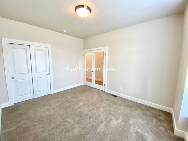 Foto del edificio - BEAUTIFUL 4 bed 2 1/2 Bath Located in Cent...