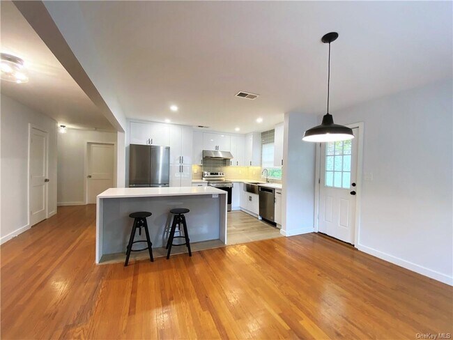 Building Photo - 26 Glen Oaks Dr