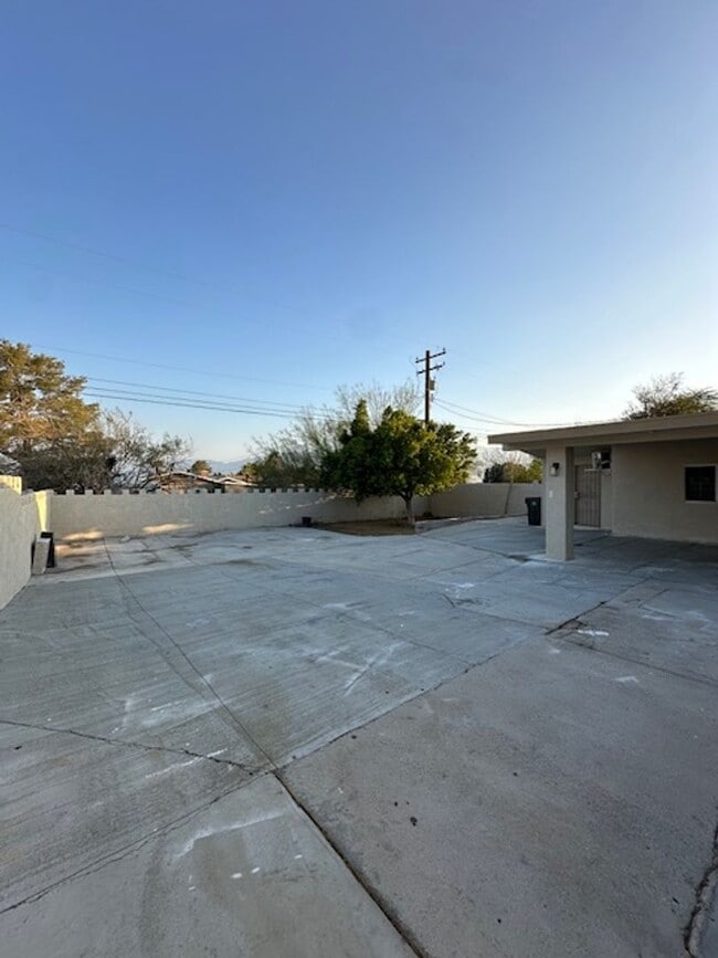 Building Photo - 4 bedroom in Desert Hot Springs