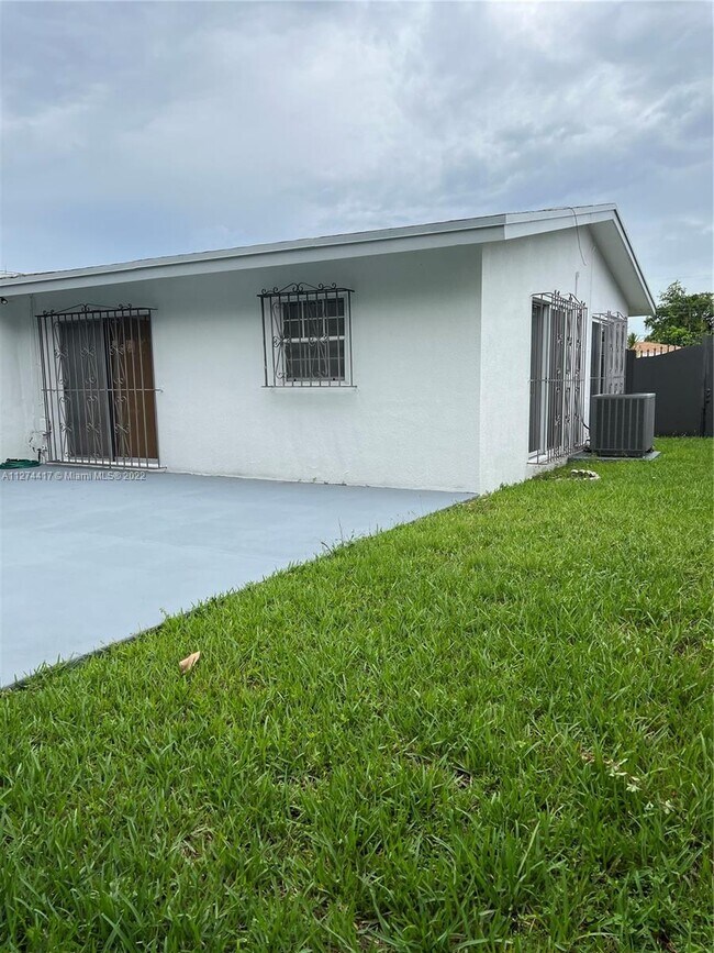 Building Photo - 8740 SW 43rd Terrace