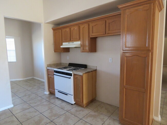 Building Photo - Spacious home close to town!!