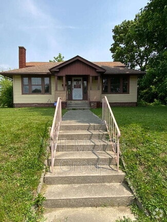 Building Photo - 1000 E 8th St